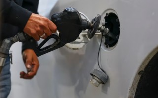 今年你的退税可能更多，但特朗普对伊朗开战或将“吃掉”这笔钱