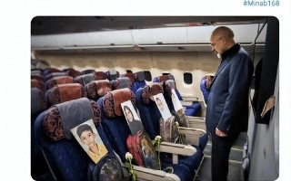 伊朗代表团飞机上放着在美以空袭中遇难的孩子的照片和书包