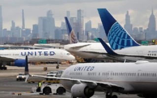 伊朗冲突致燃油价格近乎翻倍 美联航托运行李费上涨10至50美元