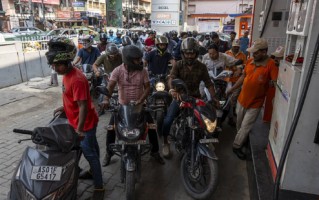 印度为抑制燃油价格暴涨，税收收入遭受“重创”