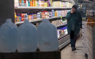 美国消费者信心指数下跌 通胀预期保持高位