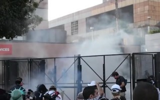 美国洛杉矶爆发大规模抗议活动 警方逮捕75名抗议者