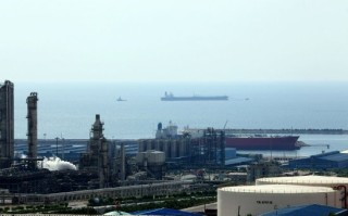 中东战争急剧升级 伊朗称油气设施遭到美以打击