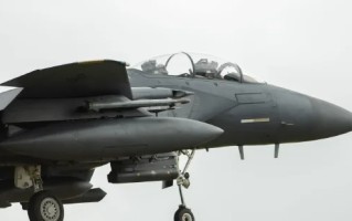 美国官员称美军战机在伊朗坠毁，机组人员搜救正在进行中