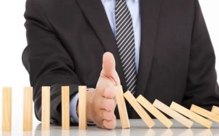 17亿元销售费用难救滞销“神药”：中成药龙头净利腰斩，董事长总裁提前离场