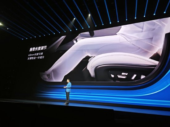 小米新SU7标配18向可调运动座椅，雷军：以往只在百万豪车有，保时捷要加2.1万才能选配  第1张