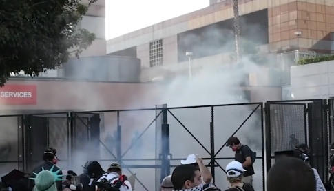 美国洛杉矶爆发大规模抗议活动 警方逮捕75名抗议者 第1张 美国洛杉矶爆发大规模抗议活动 警方逮捕75名抗议者 第1张