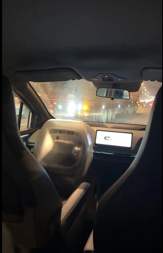 武汉萝卜快跑集体“瘫痪	”？有乘客被困高架近两小时，交警通报  第2张